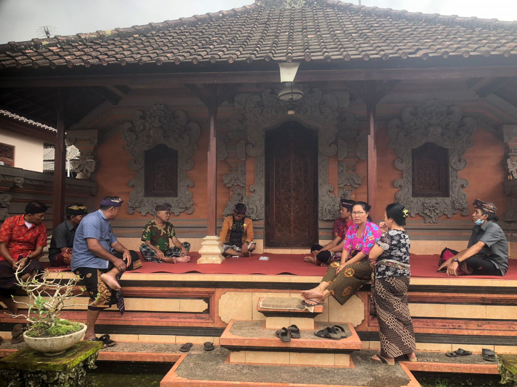 Tunjukan Sikap Keperdulian, Pemerintah Desa Petang Bersema BPD Menjenguk Anggota BPD Desa Petang Yang Sakit